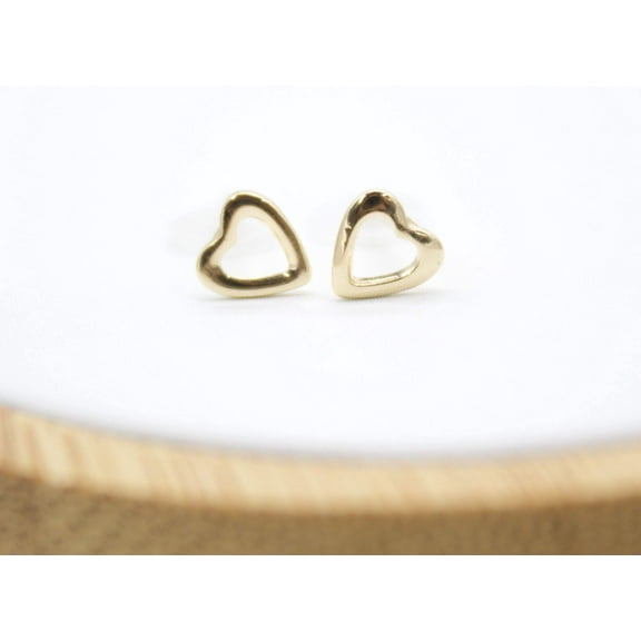 18K Gold Filled Outlined Heart Stud Earrings (L9)