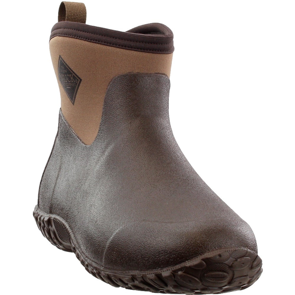 who sells muck boots in store