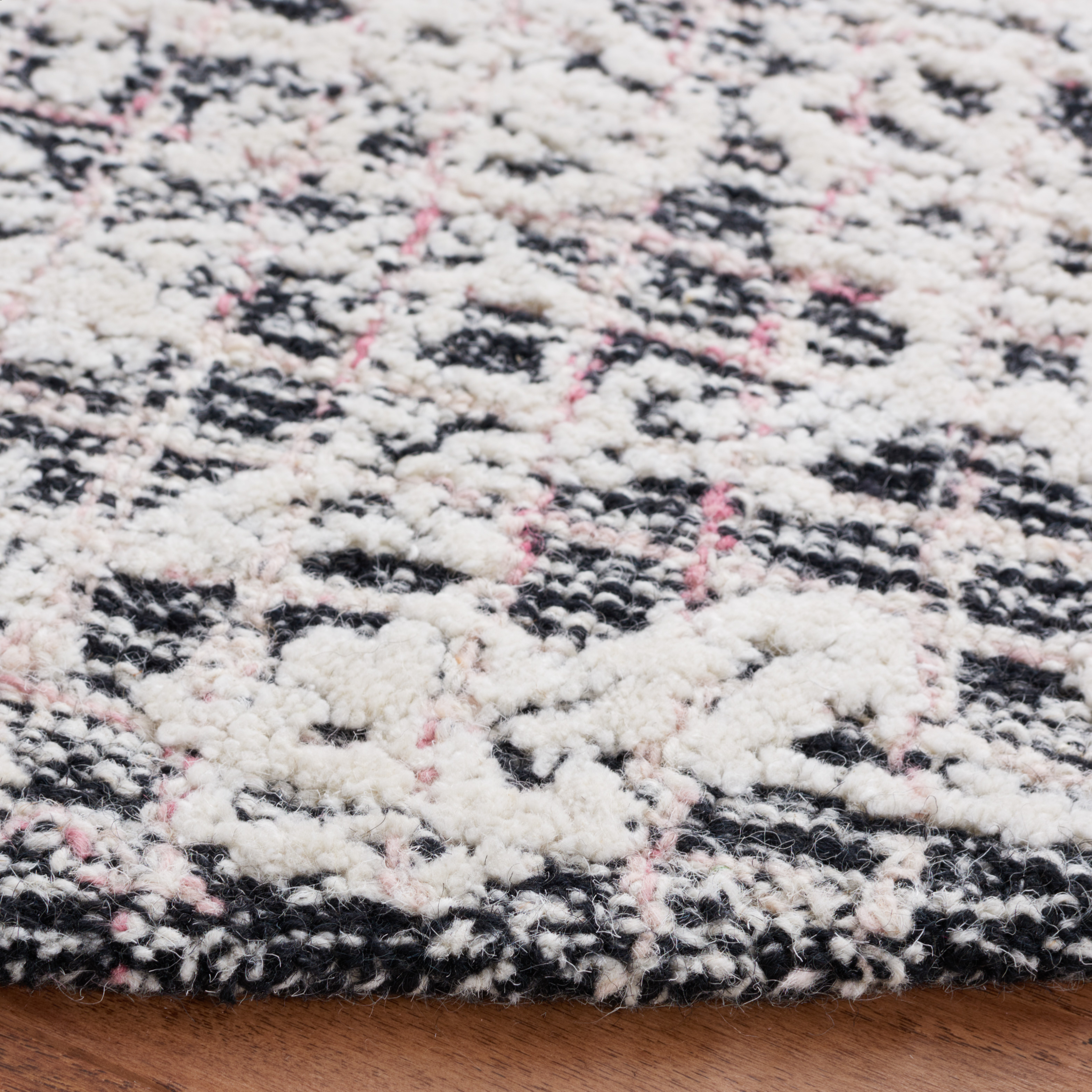 Safavieh Metro Aideen Distressed Area Rug, Black/Ivory, 6' x 6' Round