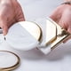 thumbnail image 5 of Posavasos elegantes para tazas de café y té, protección perfecta para la mesa, elegantes posavasos de cerámica con mármol dorado, 5 of 7