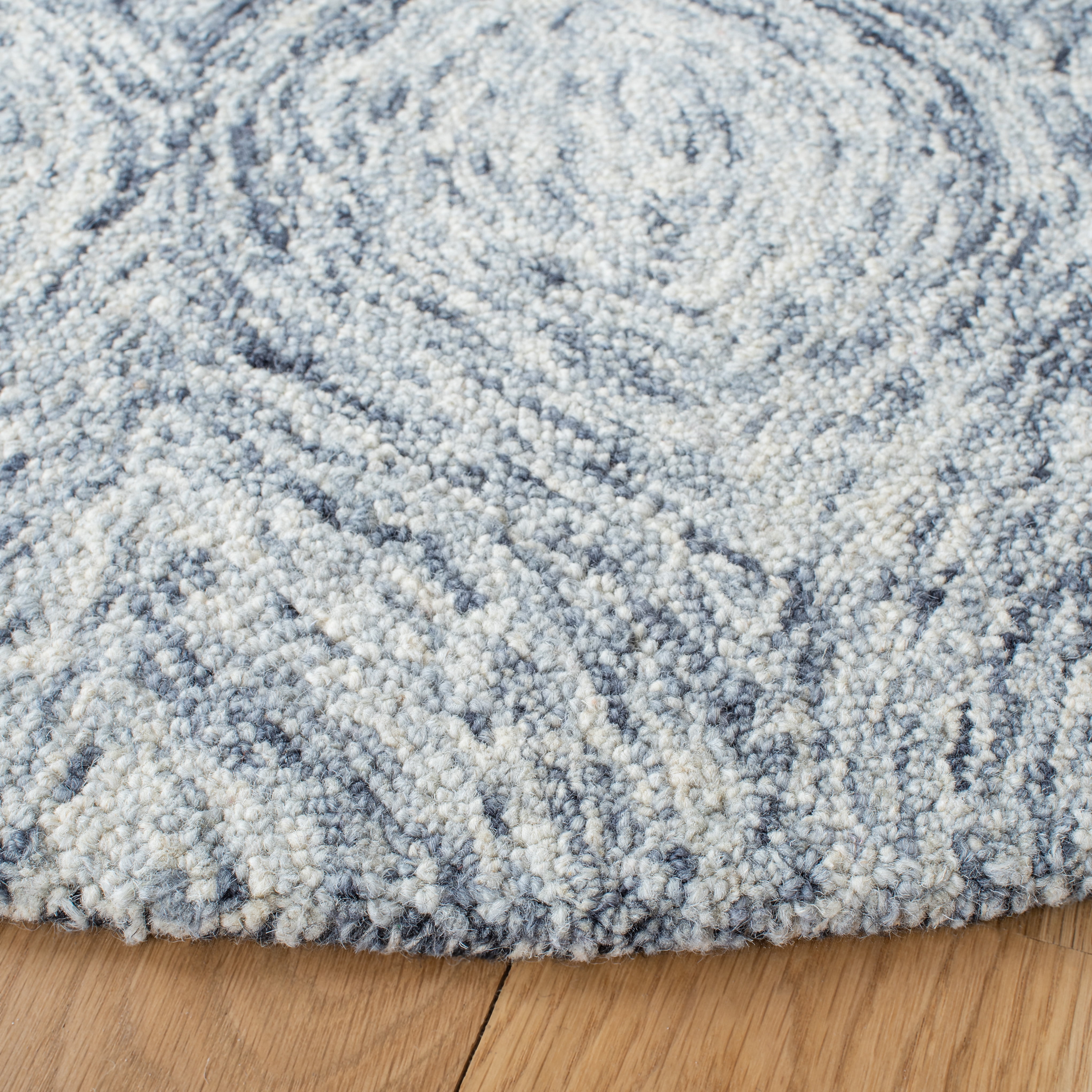 SAFAVIEH Ikat Kim Geometric Wool Area Rug, Silver/Grey, 6' x 6' Round