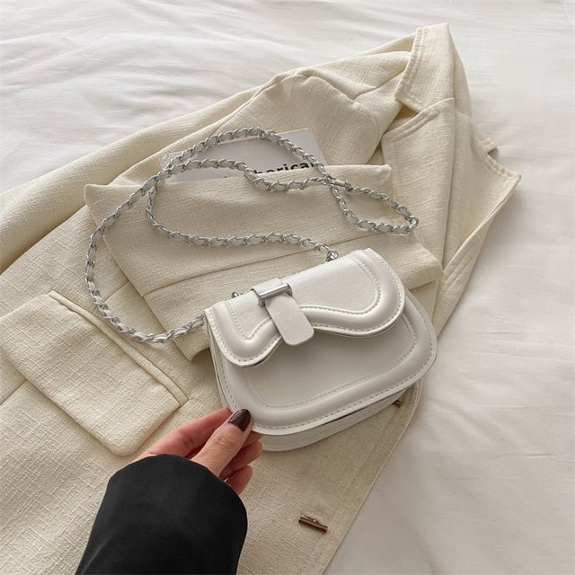 Bolso pequeño de moda simple con textura de color sólido, bolso de cadena para mujer, primavera 2025, nuevo bolso bandolera tipo sillín con todo incluido