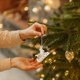 thumbnail image 5 of Adorno colgante acrílico para árbol de Navidad | Atrapa la luz | Colgante de copo de nieve para decoración de fiestas navideñas, 5 of 6