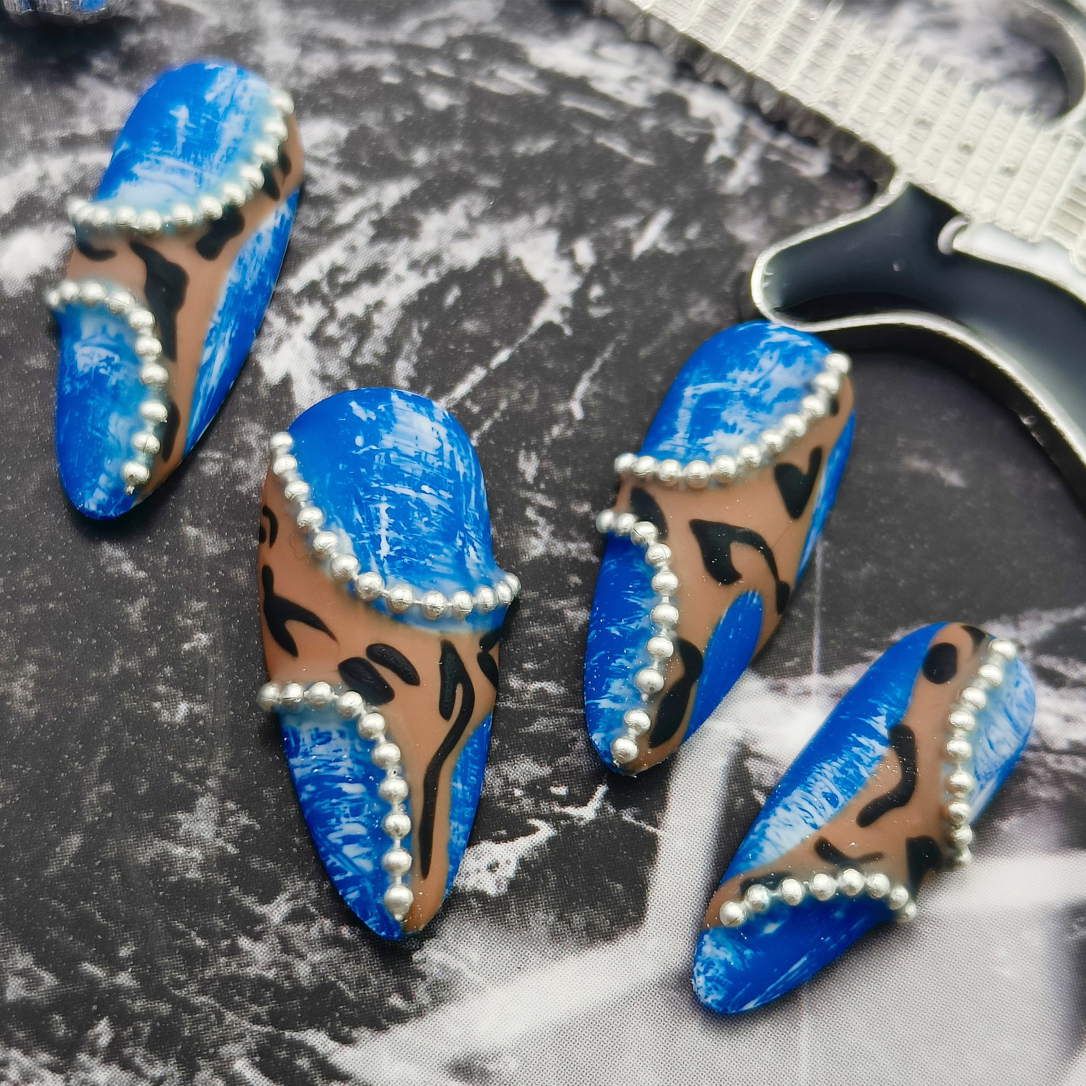 10pcs Almond Press on Nails Medium Length Blue Leopard Print Handmade False Nails with Pearl Trim Y2K Artistic Design for Women