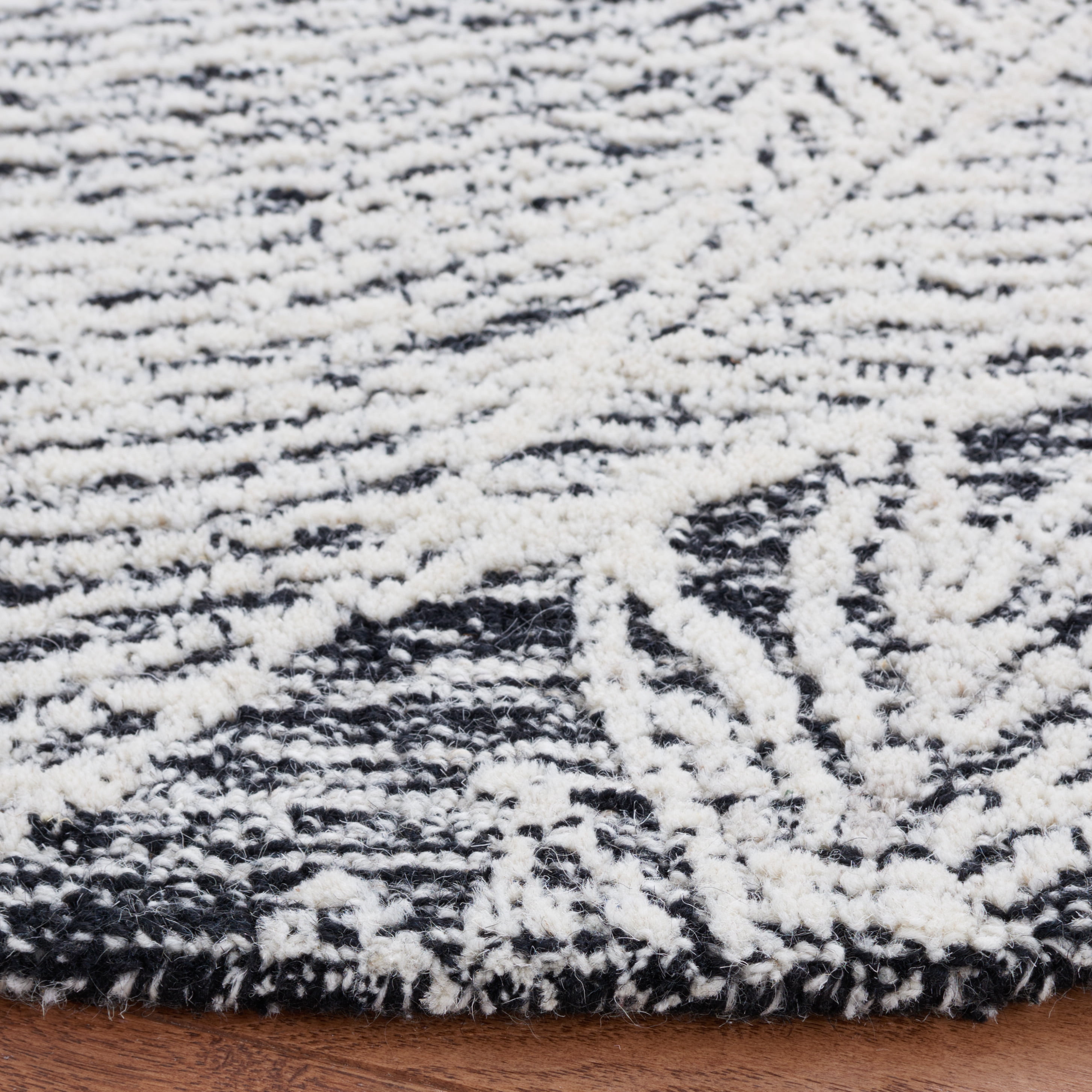 SAFAVIEH Metro Hartley Leaves Area Rug, Black/Ivory, 6' x 6' Round