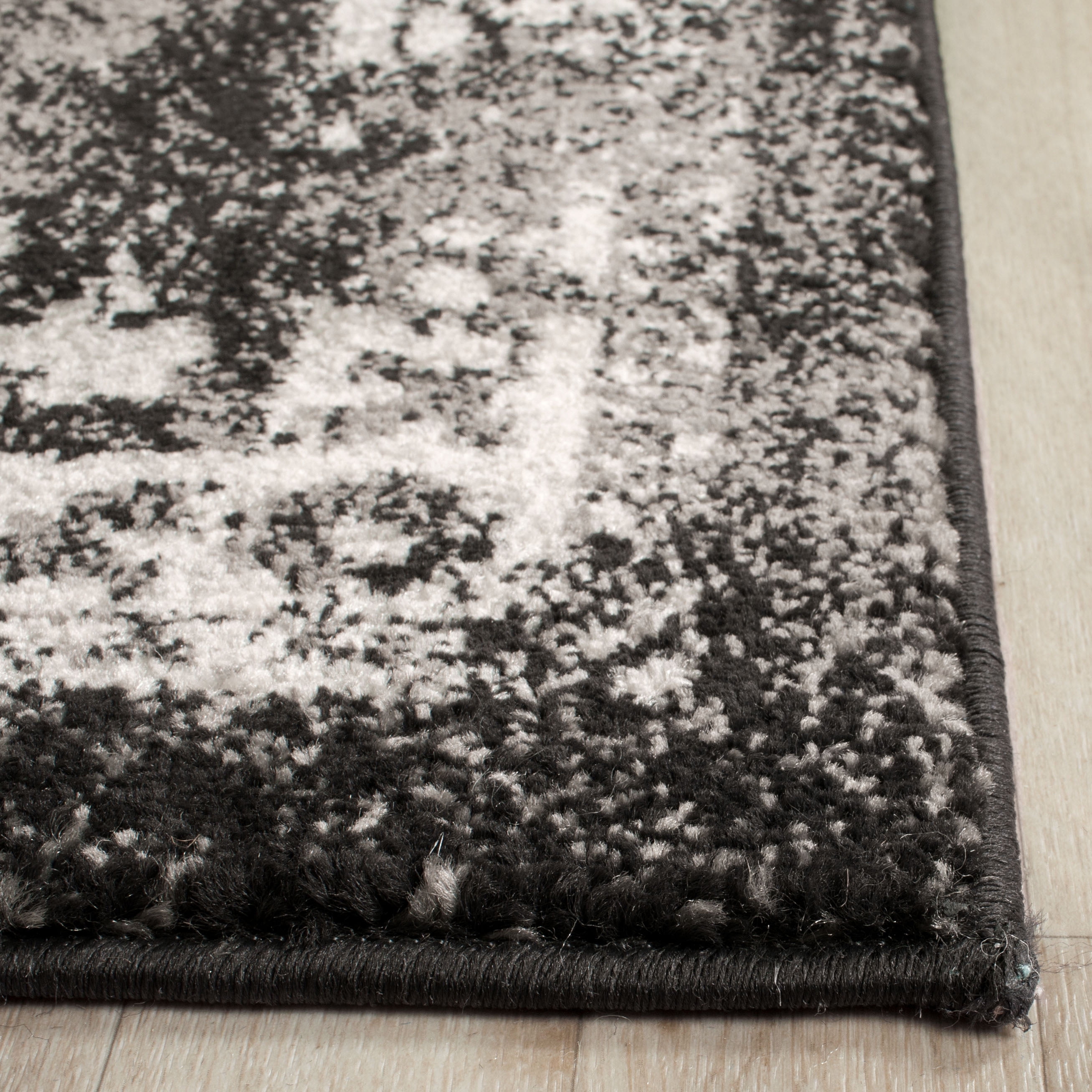 SAFAVIEH Runner Rug 2'2"x9' - Evoke Collection - Traditional Design, Black & Grey, Non-Shedding & Easy Cleaning, Ideal for Living Room, Bedroom, Dining Space, Entryway, Hallway, Kitchen