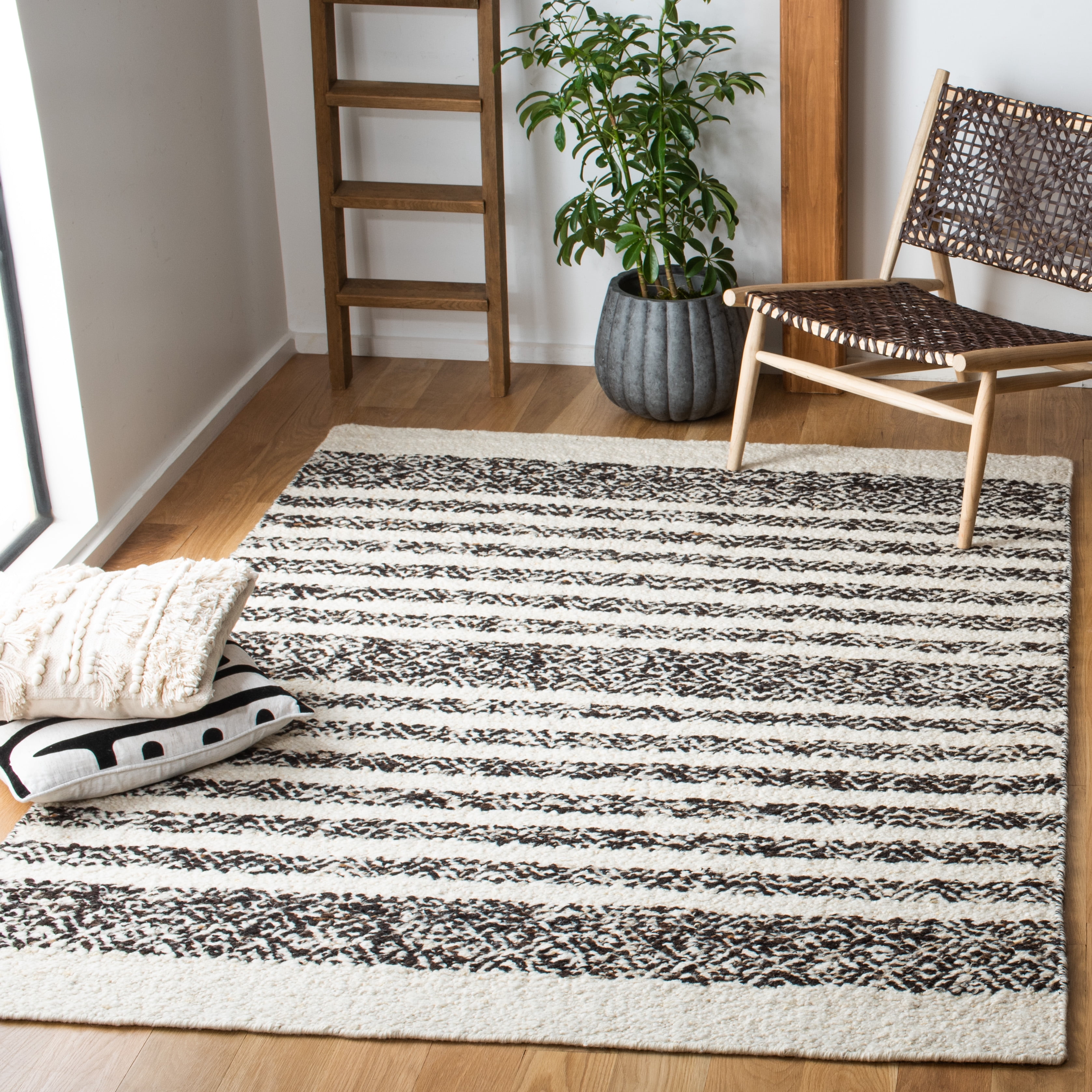 SAFAVIEH Natura SHASTA Geometric Striped Area Rug, Black/Ivory, 6' x 6' Square