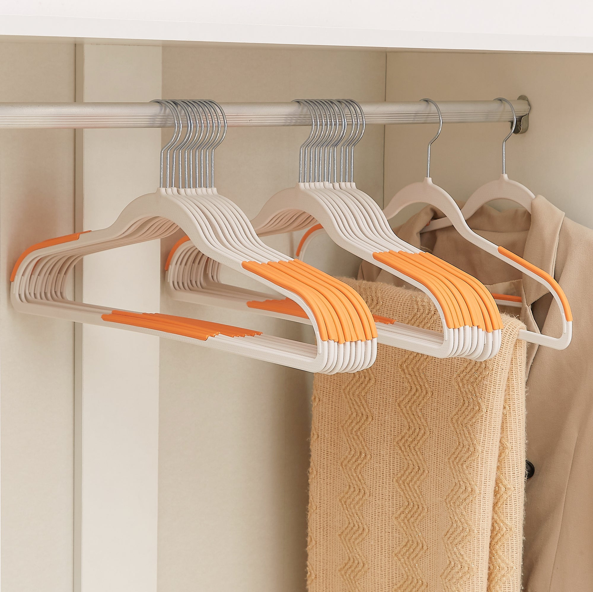 VECELO 25 Pack Heavy Duty Plastic Hangers, 360º Swivel Hook Coat Hangers, Non-Slip, Space-Saving, Orange