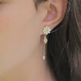 thumbnail image 3 of Arete largo moda mujer CYRA con flor margarita y mariposa, 3 of 3