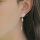 thumbnail image 3 of Arete largo moda mujer CYRA con flor margarita y mariposa, 3 of 3