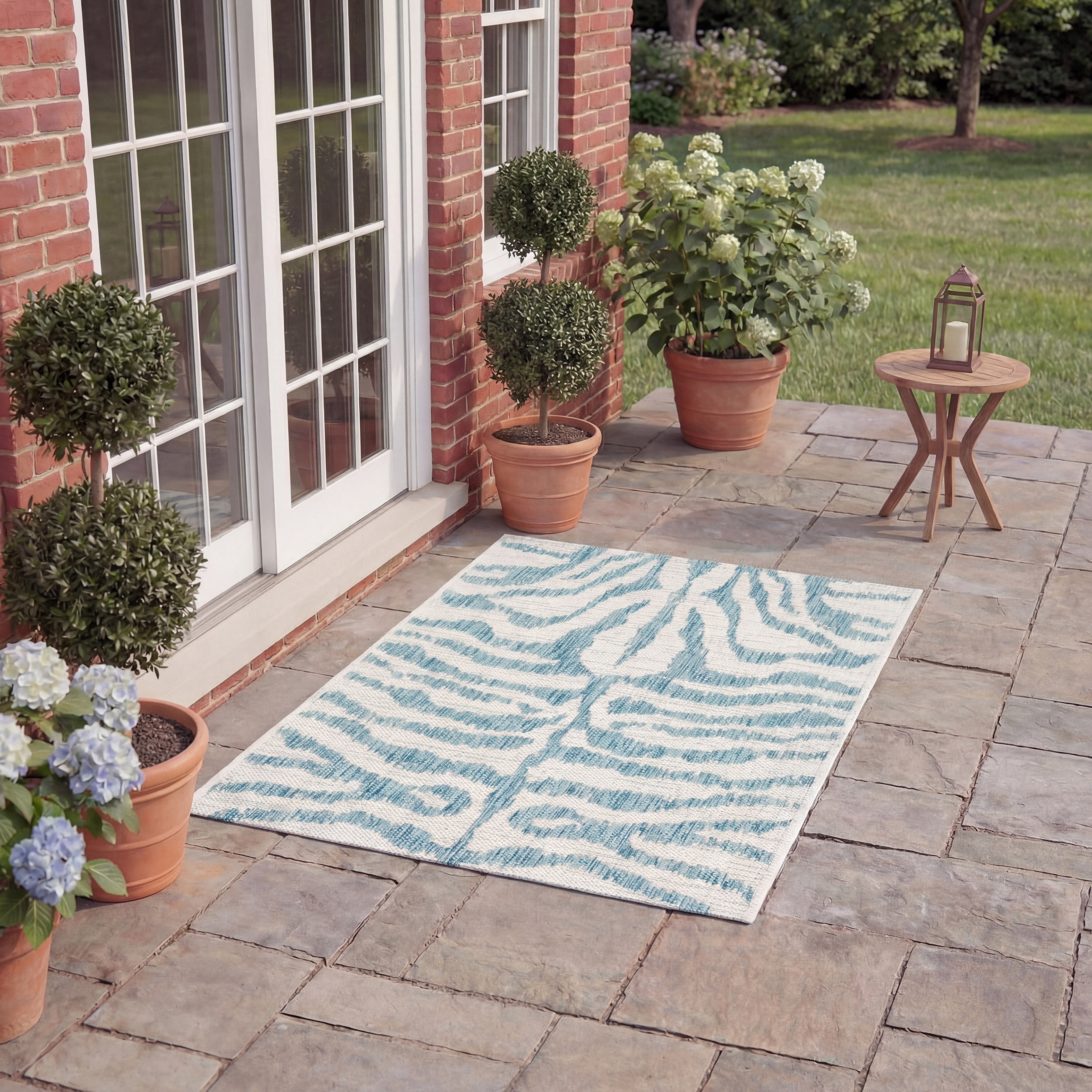 SAFAVIEH Courtyard Gerald Animal Indoor/Outdoor Area Rug, Ivory/Aqua, 4' x 5'7"