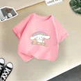 thumbnail image 4 of Bonita camiseta de manga corta con cuello redondo y diseño de perro de orejas grandes con arcoíris de Sanrio para verano para niños y niñas, 4 of 5