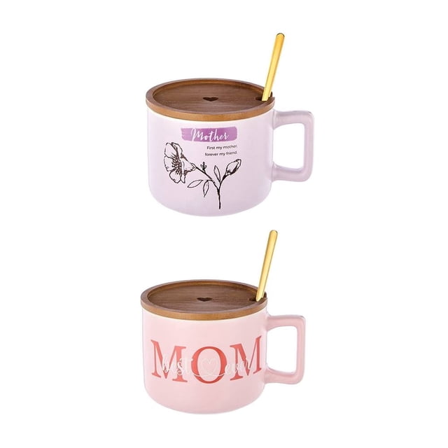 taza way to celebrate día de la madre de cerámica con tapa de madera y cuchara de 400 ml. Taza cerámica rosa con asa cuadrada, tapa de madera con pequeño corazón recortado y cuchara dorada; frente con ilustración floral y textos 'Mother' y 'MOM', ideal para café, té o chocolate caliente y a menudo usada también para bebidas calientes de cacao.