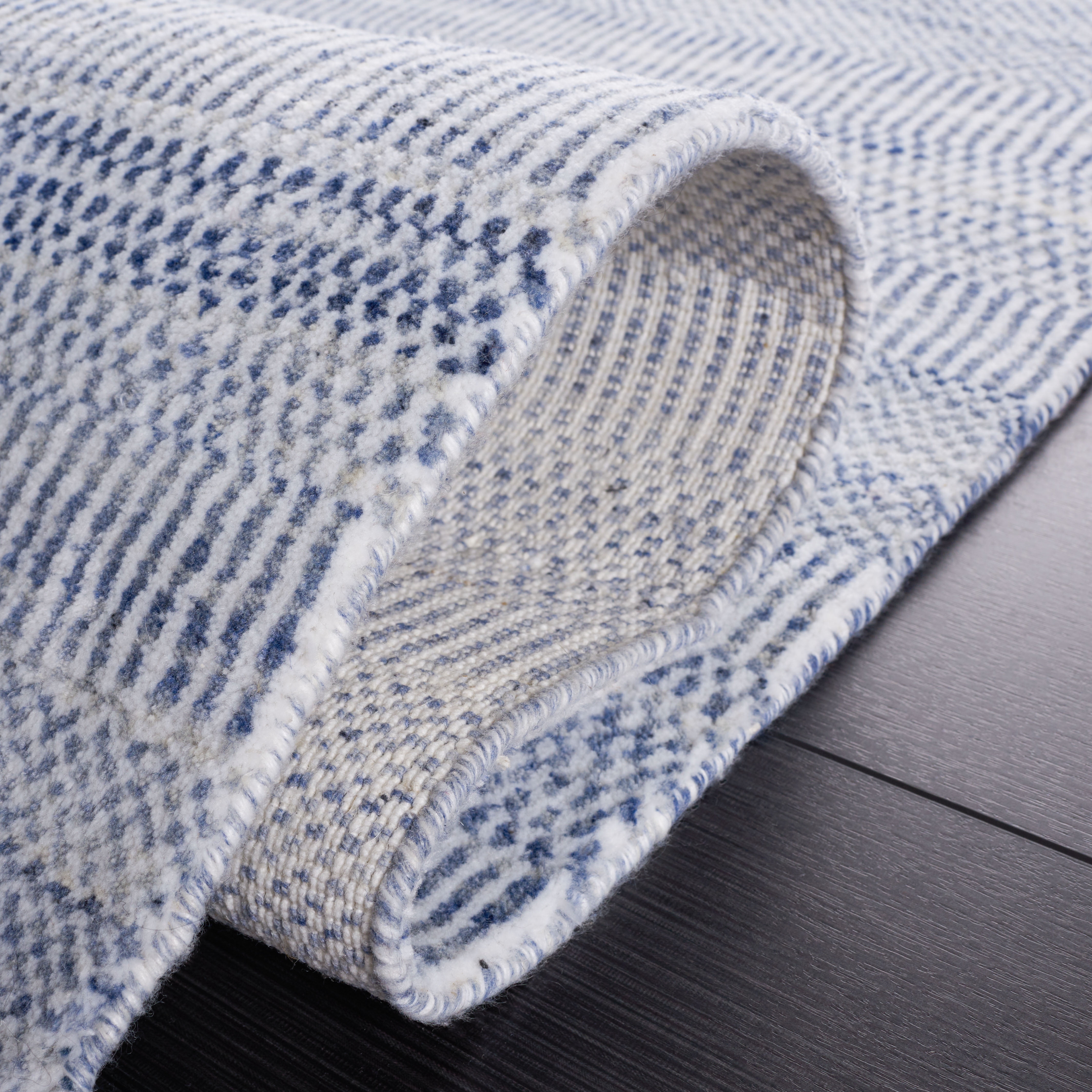 SAFAVIEH Mirage Handan Distressed Polyester Area Rug, Blue/Ivory, 6' x 6' Round