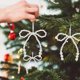 thumbnail image 3 of Adornos navideños con lazos de perlas artificiales Lazos de perlas artificiales blancas Adorno colgante Lazo para la punta del árbol para bodas, baby showers y decoraciones de cumpleaños, 3 of 7