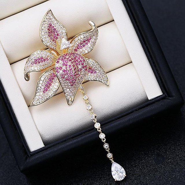 Broche elegante para mujer con circonitas, perlas y conchas naturales, delicadas flores y forma de pluma
