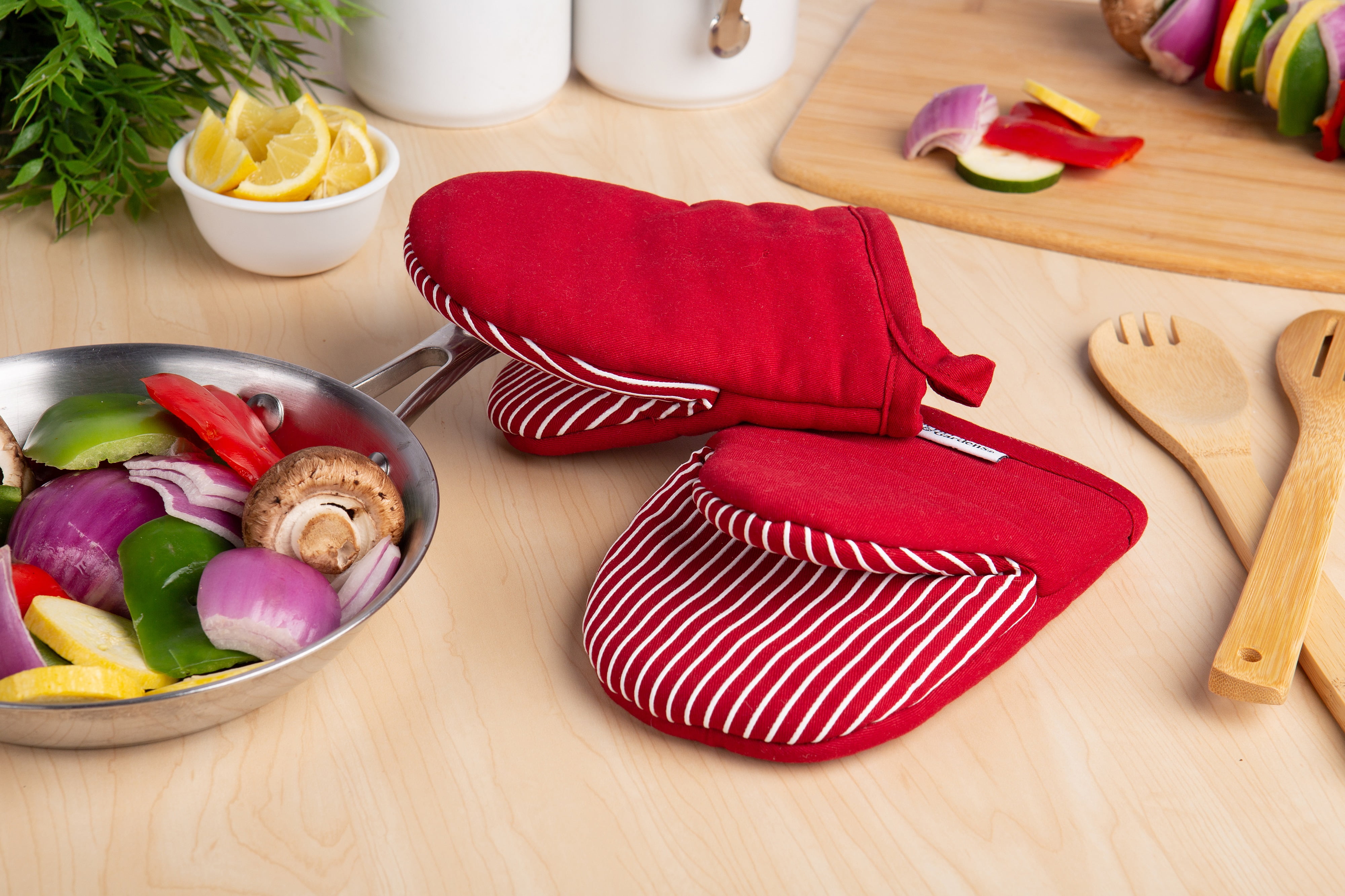 Town & Country Living Martha Stewart Mini Oven Mitts, 5.5-Inch x 8-Inch,  2-Count (Red and Green Plaid)