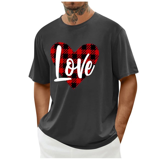 Tops para hombre, blusas y camisas de cuello redondo y manga corta para hombre. Camiseta/camisa informal de cuello redondo y manga corta con estampado de corazones para hombre. Tops de poliéster para