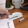 thumbnail image 3 of Grapadora Swingline Cub Compacta de Metal Blanca para 20 Hojas, 3 of 8