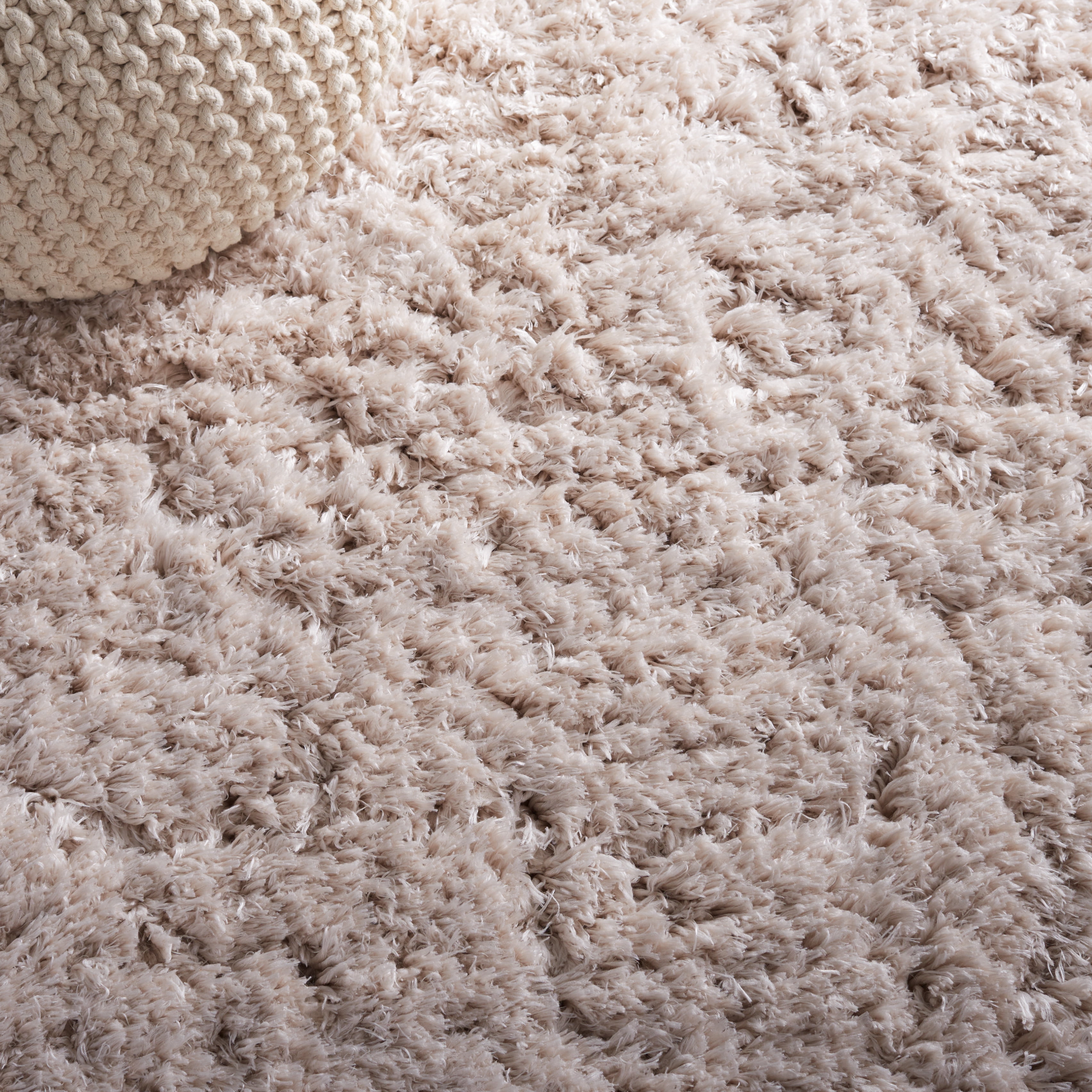 Safavieh Flokati Augustin Solid Shag Area Rug, Beige, 2'7" x 5'
