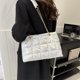 thumbnail image 4 of Bolso de hombro con decoración de cadena para mujer, bolso de mano acolchado de invierno, bolsos de compras (blanco), 4 of 6