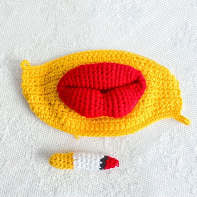 Máscara de Salchicha, Diseño de Crochet Artesanal, Boca Grande con Llama Roja, Material Suave y Transpirable, Accesorio Divertido para Fiestas y Eventos de Disfraces, Reutilizable y Cómoda, Talla Úni