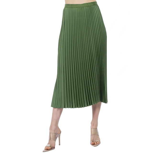 falda plisada verde AMAD en largo midi, vista frontal 3/4 con pliegues uniformes y vuelo ligero, cintura elástica visible, tela lisa color verde y modelo con sandalias transparentes; suele usarse para looks casuales o semi formales y combina con tenis o playeras relajadas.