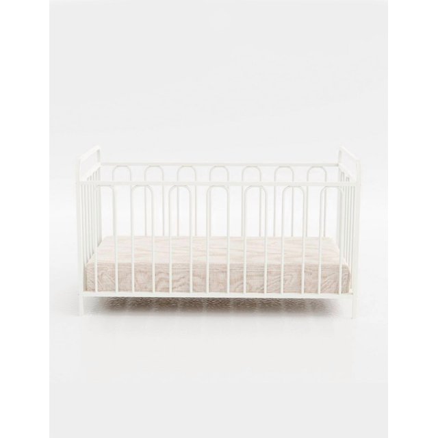 Cuna de bebé metálica color blanco con diseño moderno y niveles ajustables.