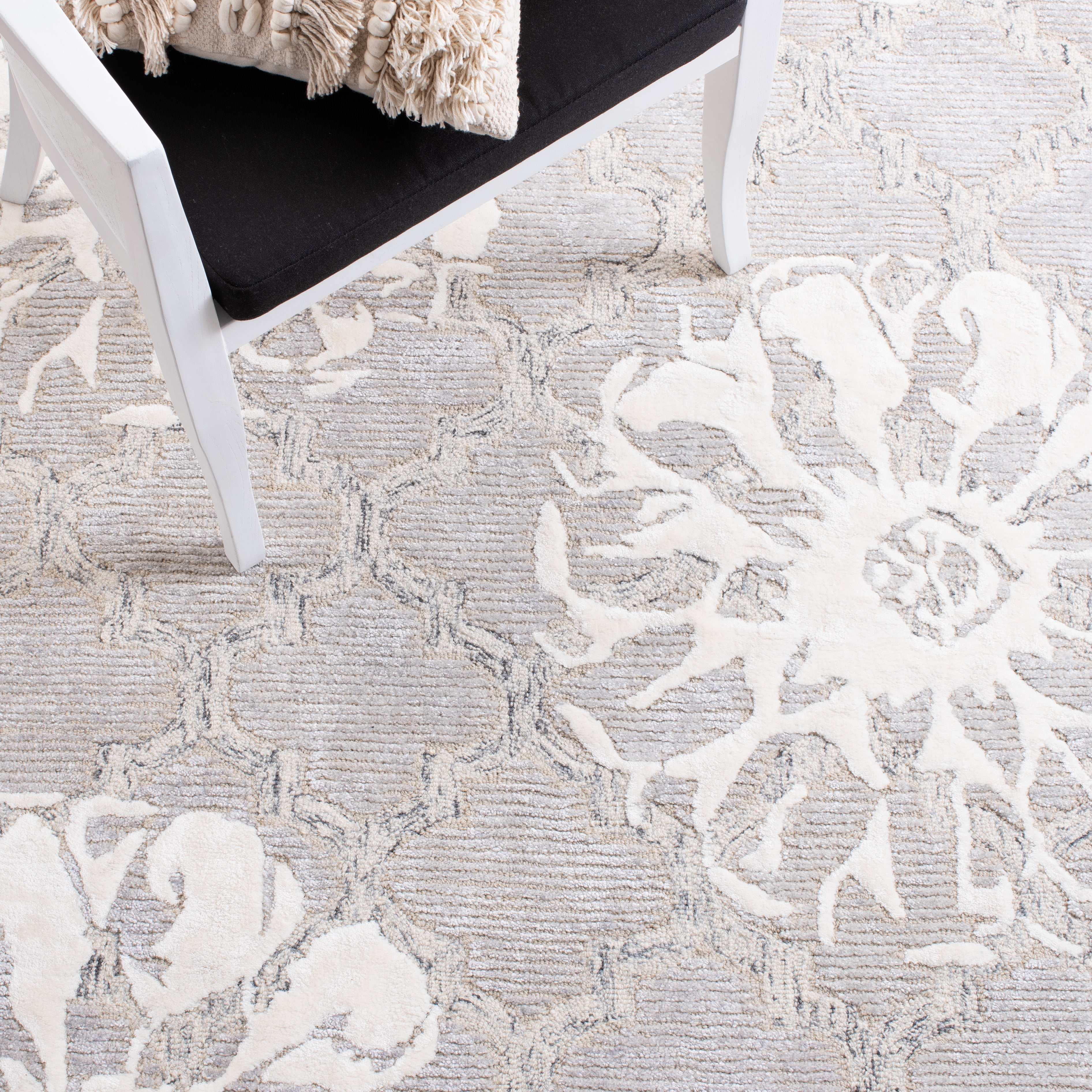 SAFAVIEH Glamour Jaye Floral Runner Rug, Silver/Ivory, 2'3" x 8'
