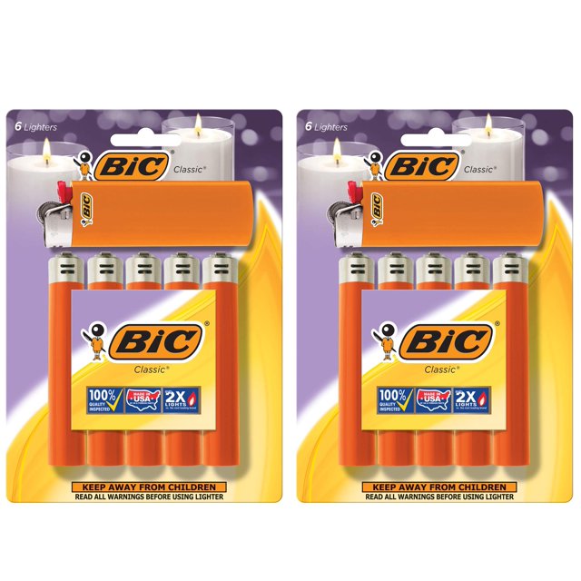 encendedor bic classic maxi pocket naranja, paquete de 12 Paquete doble en blíster con dos sets de seis encendedores naranjas; vista frontal centrada mostrando cuerpo tubular naranja y tope metálico plateado con rueda roja de ignición resistente a los niños; etiqueta BIC con rótulos "100% Quality Inspected" y "2X" duración; empaque con vela ilustrada y nota de que el embalaje puede variar; suele utilizarse para encender velas o fogatas pequeñas.
