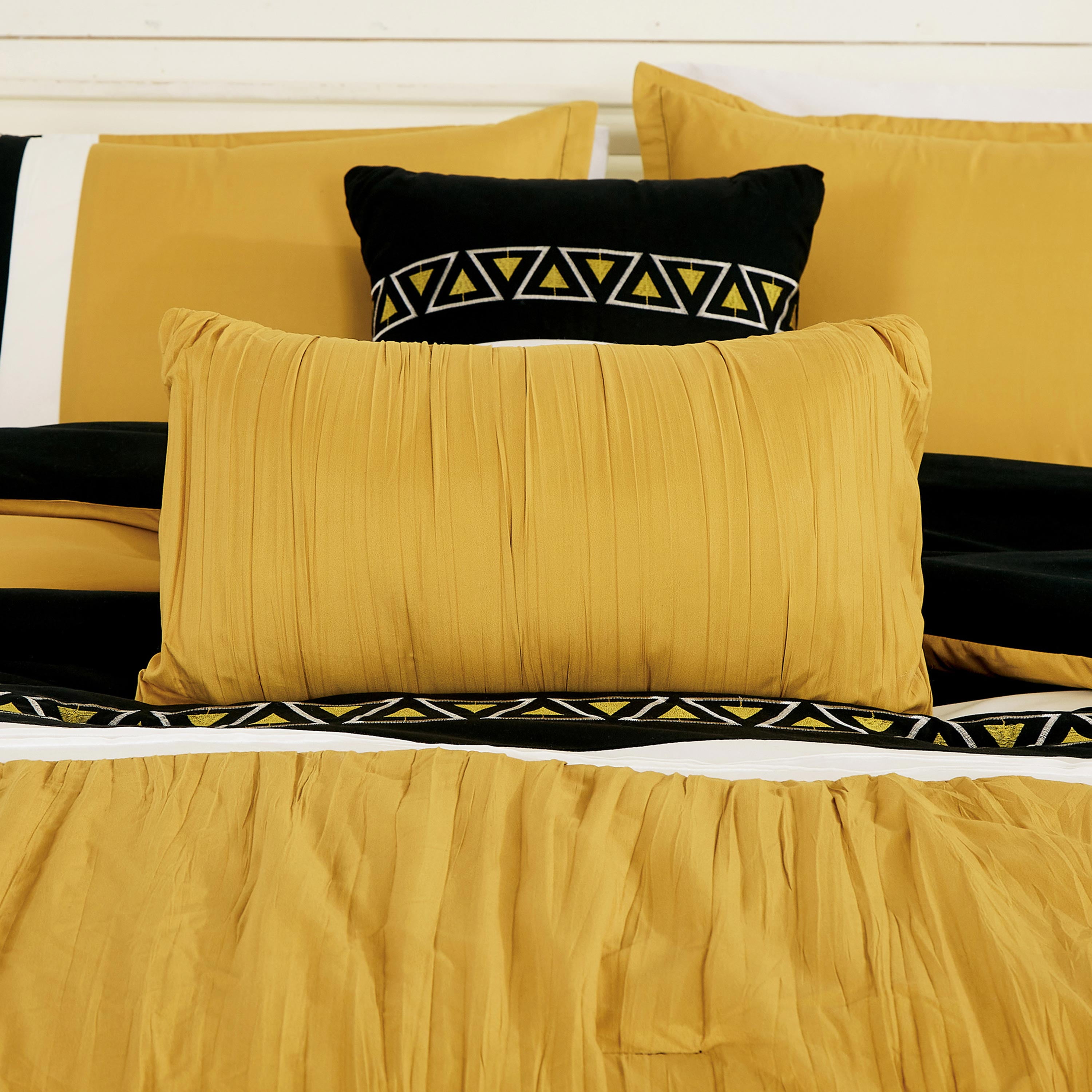 HIG Luxurious 7-Piece Embroidered Queen Bedding Set - Elegant Design & Cozy Comfort - Ideal for Home Decor, Yellow Bed in a Bag