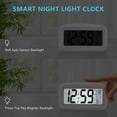 thumbnail image 3 of Reloj despertador portátil con control de luz y calendario que funciona con pilas para mesita de noche para todos (MIENTRAS), 3 of 5