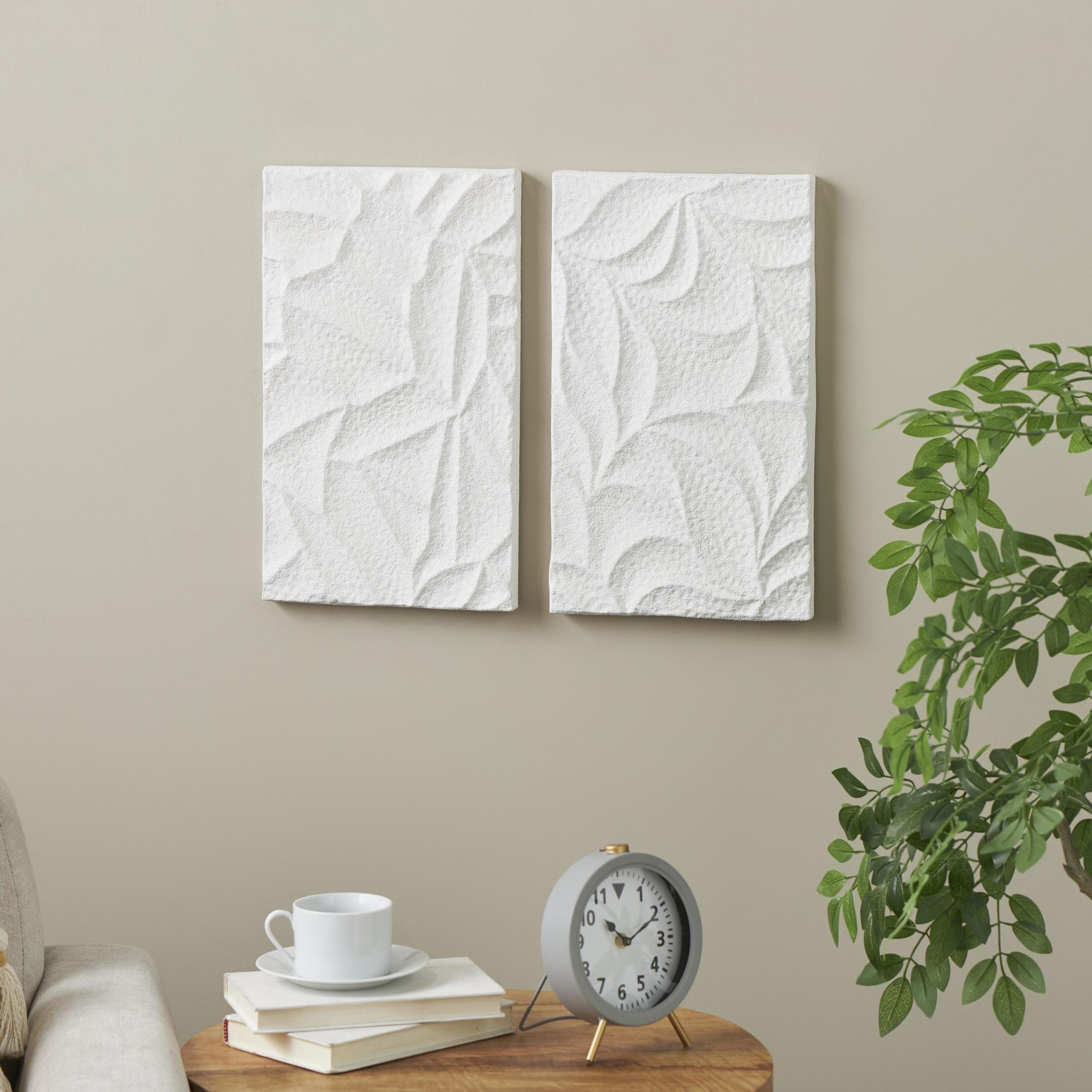 DecMode White Metal Embossed Leaf Wall Decor (2 Count)
