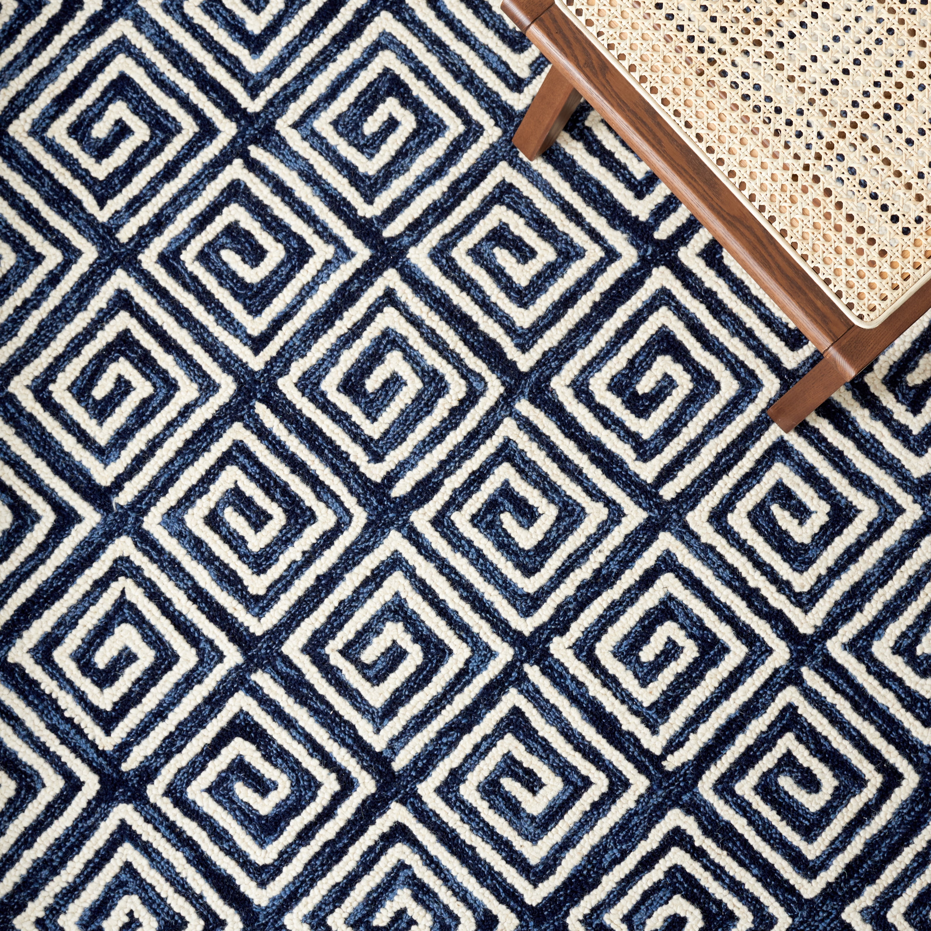 SAFAVIEH Metro Lauressa Geometric Area Rug, Navy/Ivory, 6' x 6' Round