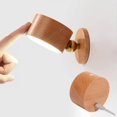thumbnail image 1 of Lámpara de pared de madera, recargable por USB, con interruptor táctil, batería de 1500mah, lámpara de noche giratoria de 360°, luz magnética Rojo Verde, 1 of 5