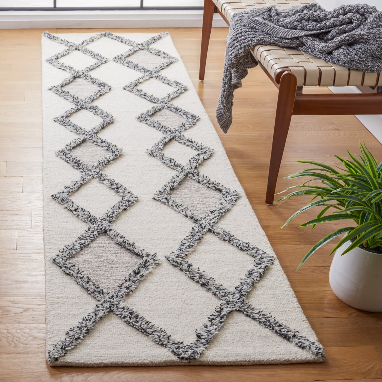 SAFAVIEH Casablanca Yadira Diamond Area Rug, Ivory/Black, 6' x 9'