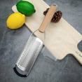 thumbnail image 5 of Silikonrivare med trähandtag, Microplane rostfritt stål fin köksrivare för ost, morot, ingefära, kokosnöt, valnöt och pepparrot, 5 of 5