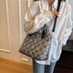 thumbnail image 5 of Bolso de mano acolchado para mujer, bolso de compras, bolso hobo suave e impermeable, bolsos de hombro ligeros para el trabajo, entrenamiento, 5 of 6