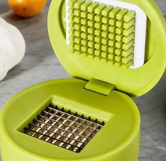 1 piece of garlic smasher, pressed garlic granules, manual garlic grinding, small minced garlic, household garlic mincer, mini garlic mincer