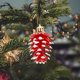 thumbnail image 5 of Adornos navideños de piñas de plástico pintadas | Juego de 6 adornos para árbol pintados a mano en dorado, rojo, plateado y más | Decoración navideña de 6 x 4,5 cm, 5 of 7