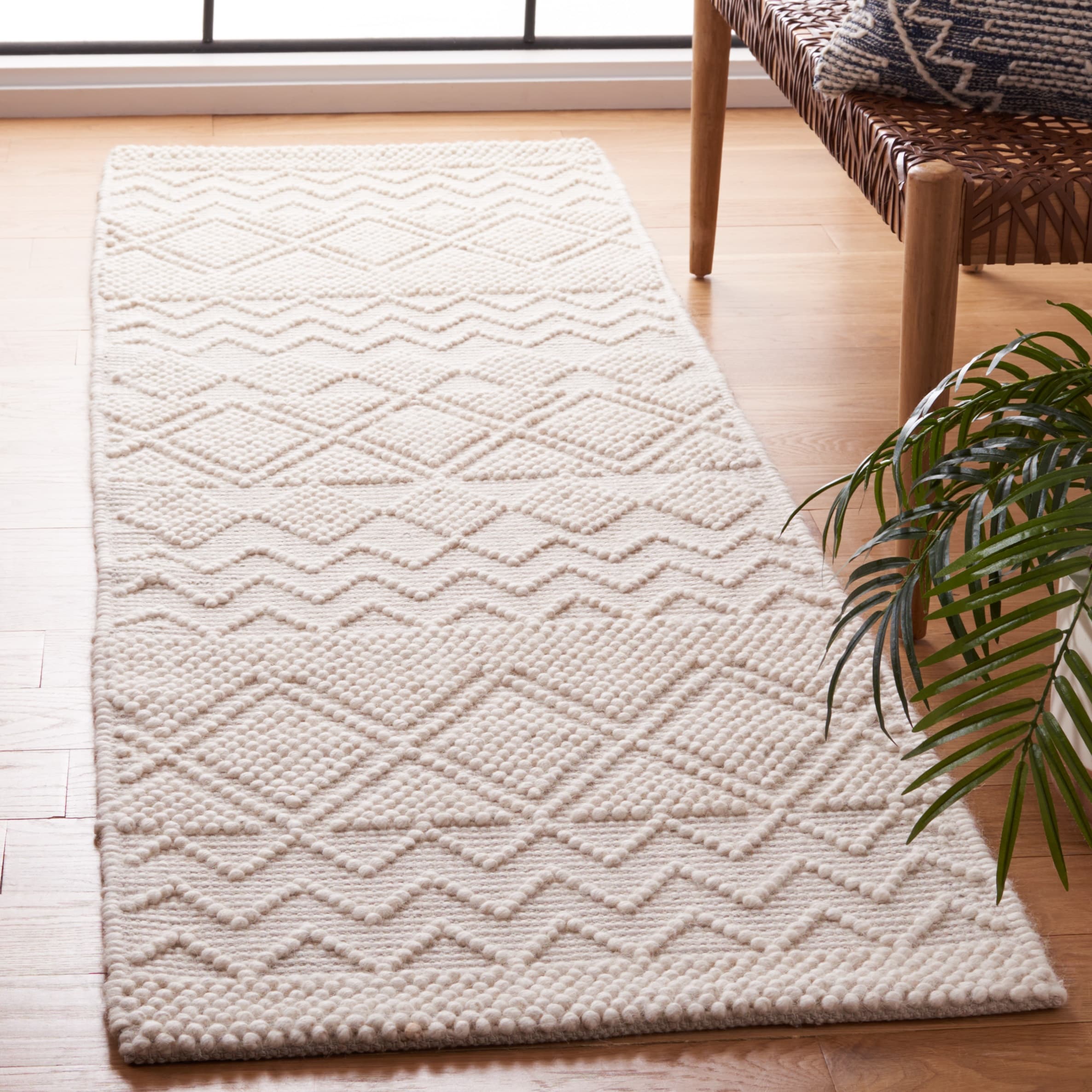 SAFAVIEH Natura Georgiana Diamond Area Rug, Black/Ivory, 6' x 9'