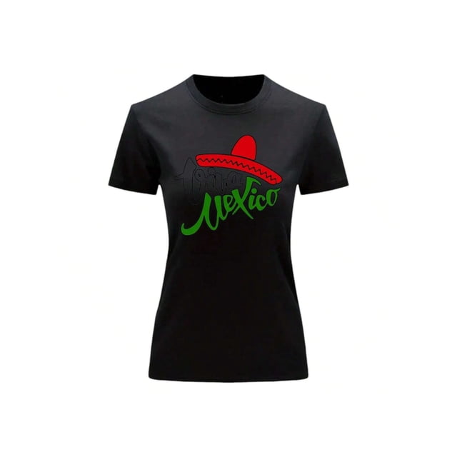 playera de viva mexico con sombrero charro fiestas patrias septiembreindependencia color negro talla grande marca emil saes playera negra para mujer, vista frontal centrada con corte entallado y cuello redondo. Serigrafía en el pecho con la frase "Viva México", sombrero charro rojo y texto "Mexico" en verde; confeccionada en tela suave, ligera y transpirable con estiramiento medio. Ideal para Fiestas Patrias y como camiseta temática para celebraciones patrias.
