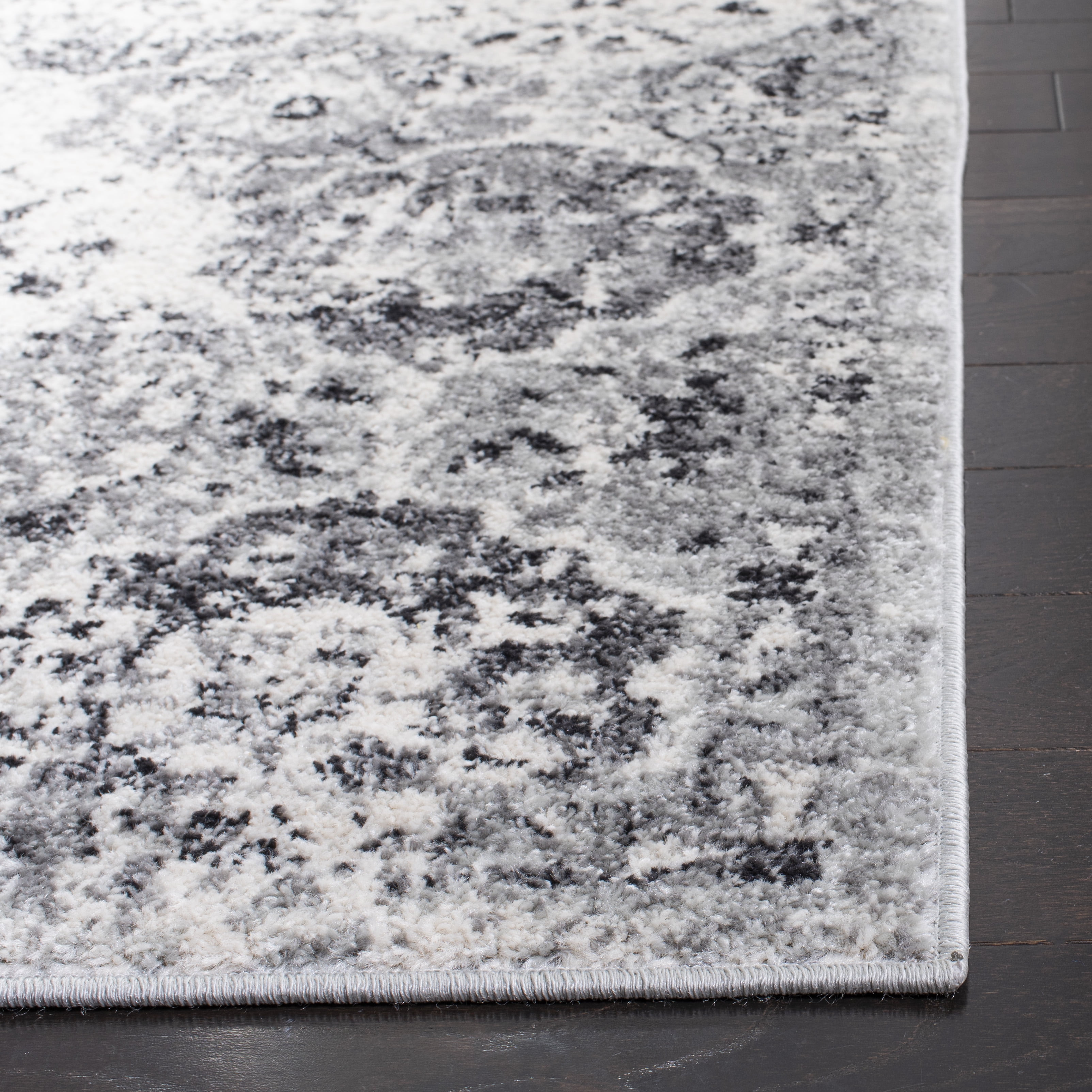 SAFAVIEH Madison Judith Distressed Runner Rug, Silver/Grey, 2'3" x 10' - Transitional Modern Design, Silver & Grey, Non-Shedding & Easy Cleaning, Ideal for Living Room, Bedroom, Dining Space, Entrywa