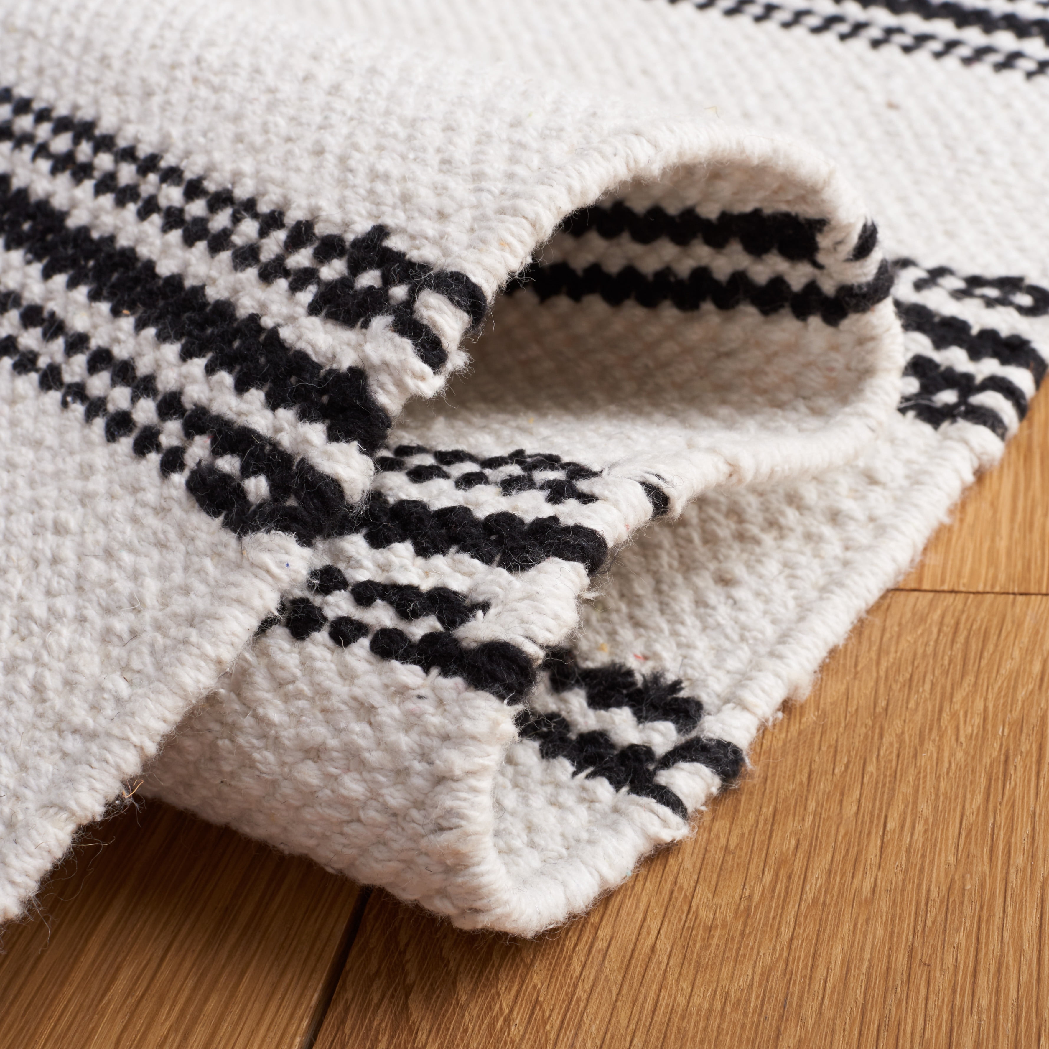 SAFAVIEH Montauk Foliage Striped Cotton Area Rug, Black/Ivory, 6' x 9'