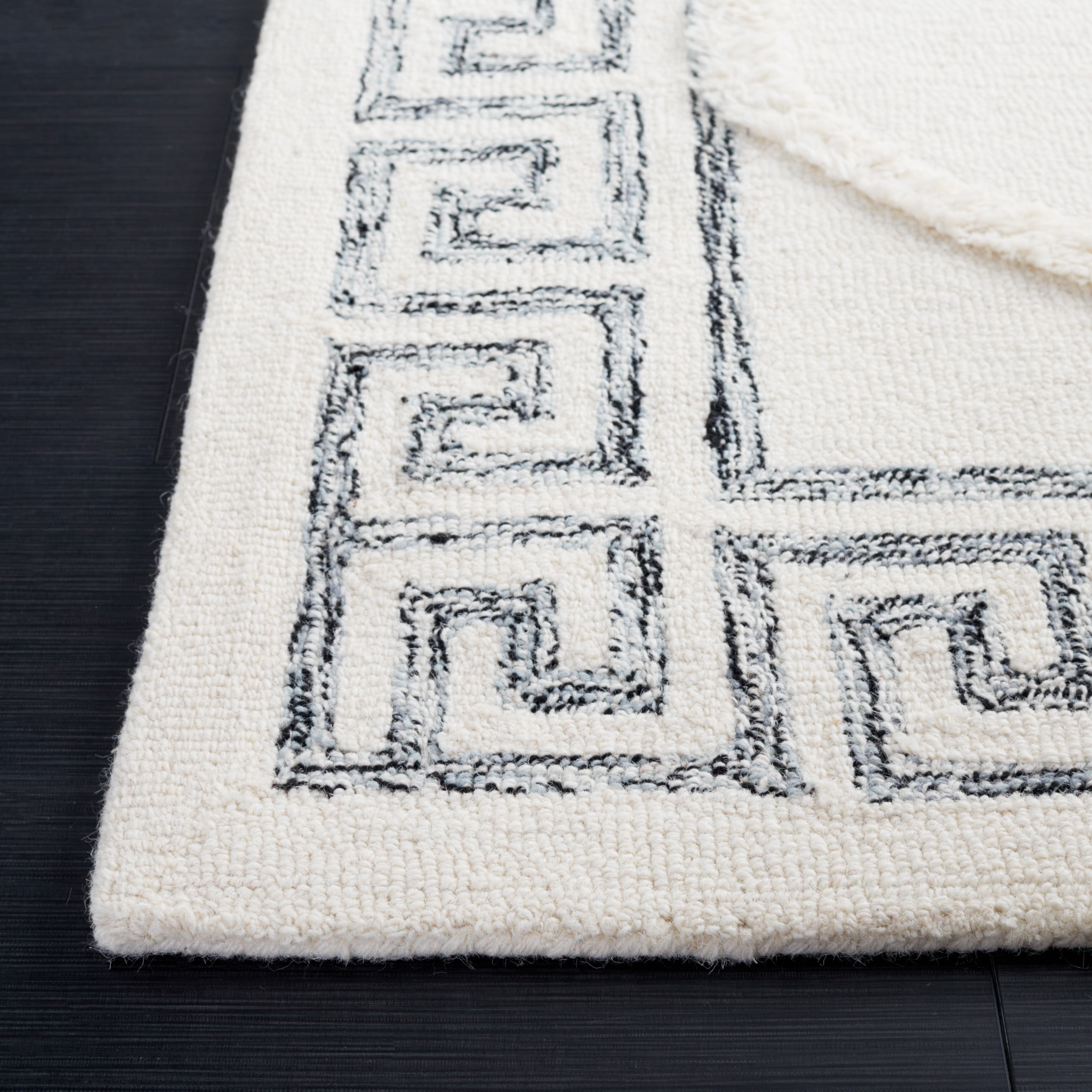 SAFAVIEH Casablanca Hyram Medallion Area Rug, Ivory/Black, 4' x 6'