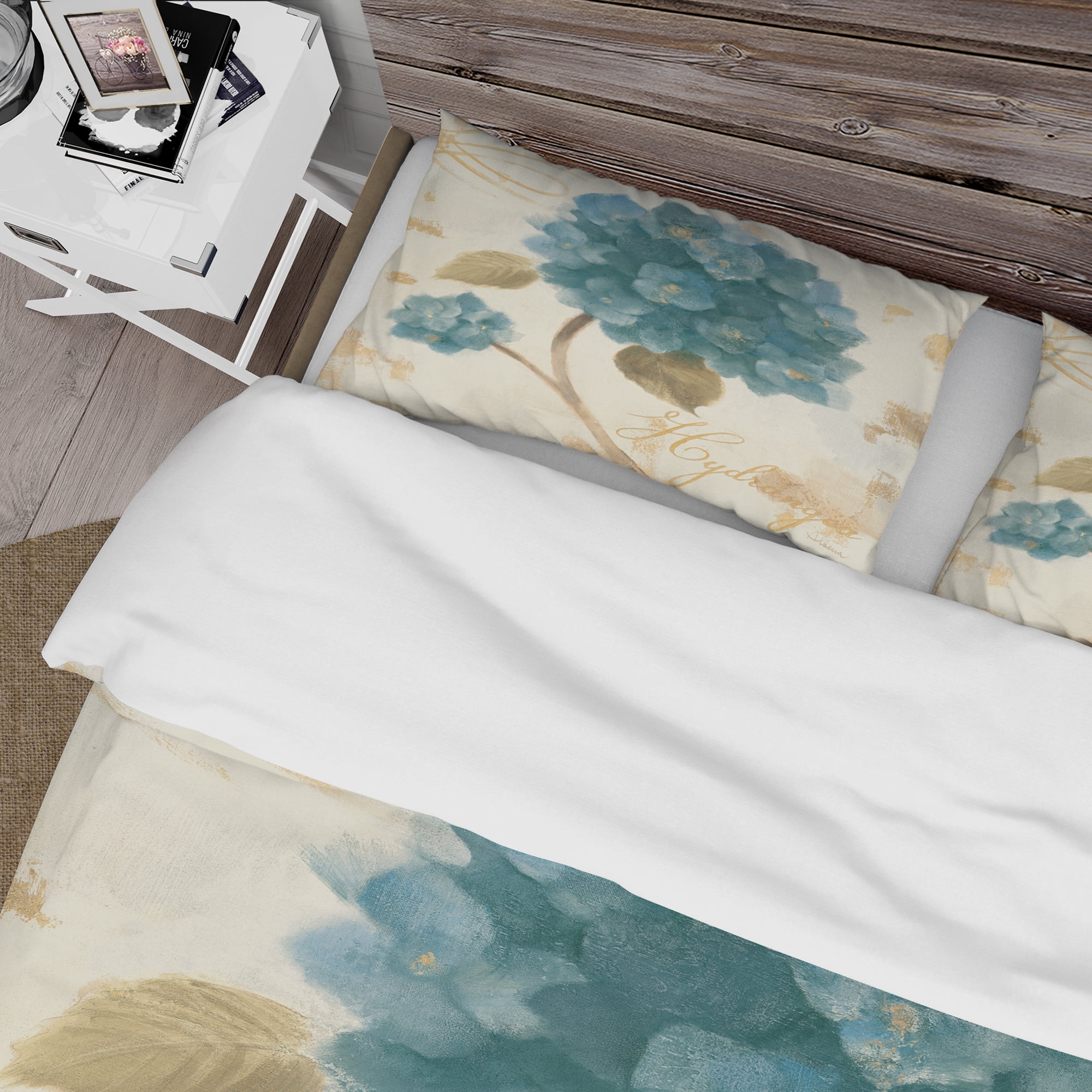 Designart 'Blue Cottage Flower Hydrangea II' Cottage Duvet Cover Set