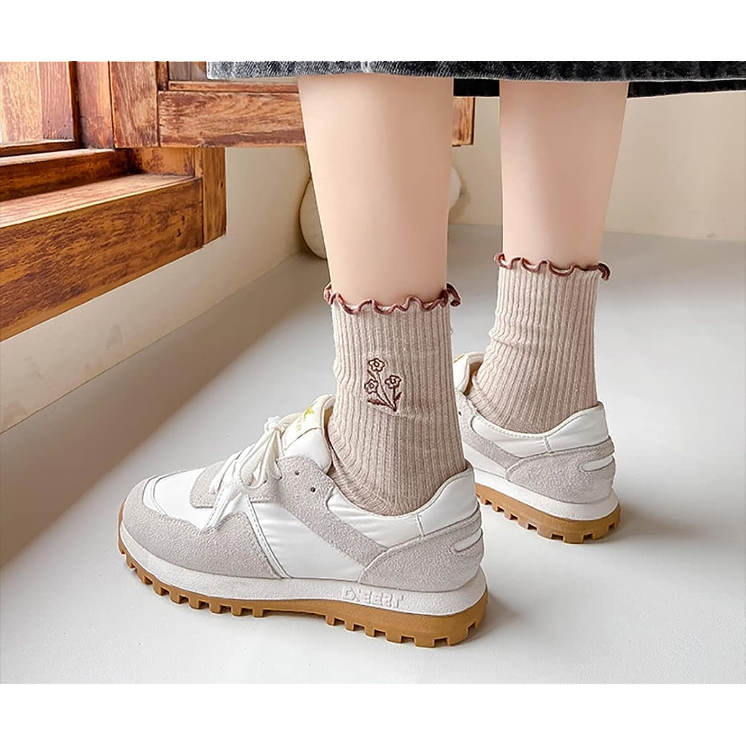 Holzlrgus Women Cute Ruffle Frilly Aesthetic Ankle Socks Flower Embroidery Turn Cuff Crew Cotton Socks Teen Girls