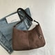 thumbnail image 1 of Bolso bandolera retro de gran capacidad y alto valor esmerilado, nuevo bolso de mano para uso diario de invierno 2025, combinable con todo., 1 of 5