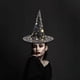 thumbnail image 5 of Sombrero de bruja de Halloween Scary Creepy Wide Brim Sombrero puntiagudo Regalo de Halloween para hombres Mujeres Niños Disfraz de Halloween Cosplay Fiesta Festivales Decoración Eccomum  Sombrero, 5 of 7