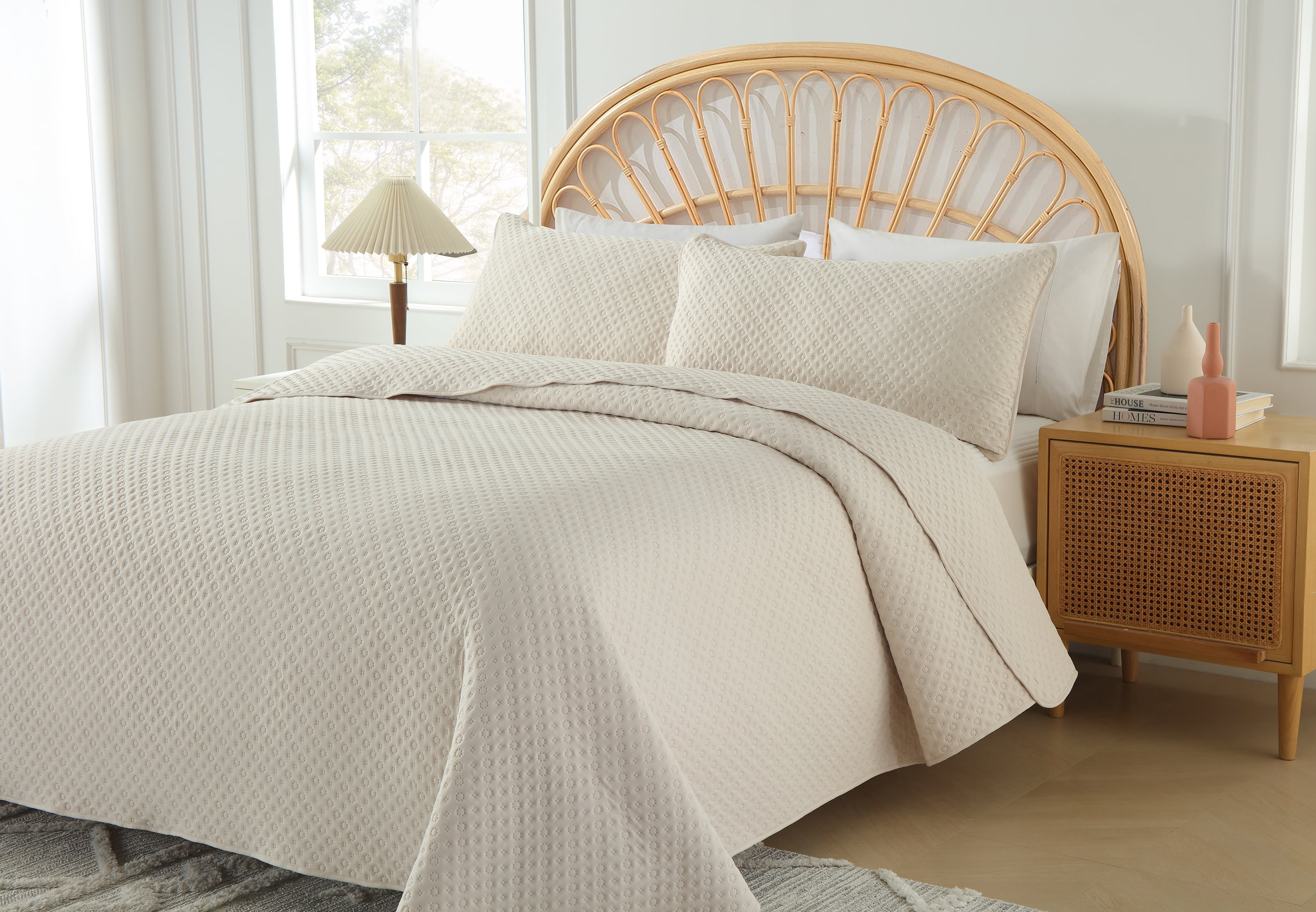 King Size Quilt Set, GREAGLE 3-Piece 120gsm Soft Warm Light Weight Ultrasonic Bedspread Reversible Comforter Velvet Bedding Set, Beige